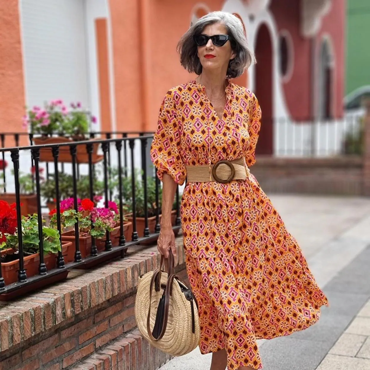 Flechazo con este look que adoran las influencers 50 años: vestido zapatillas | Mujer Hoy