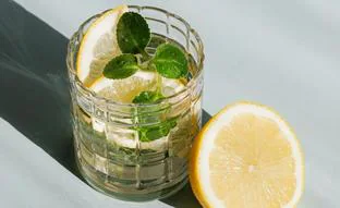 Agua de chía con limón, la bebida ideal que sacia el apetito y te ayuda a adelgazar
