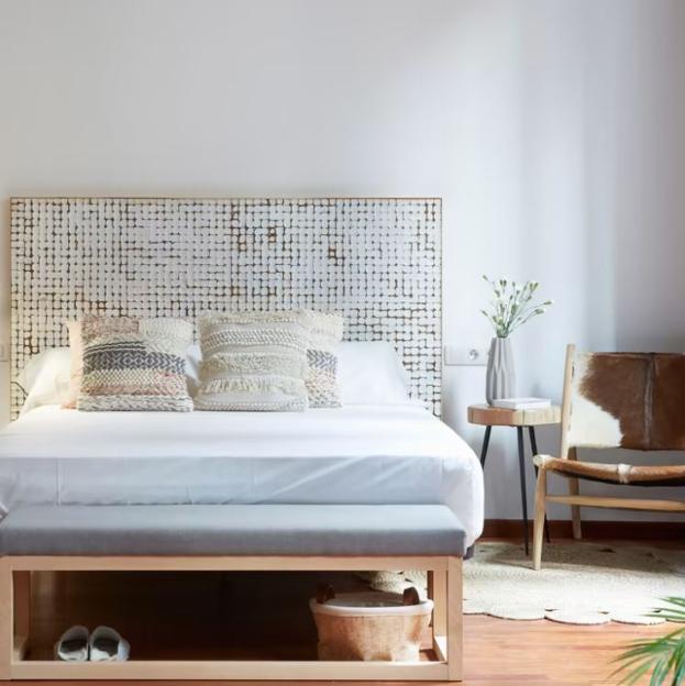 Cabeceros de cama XL, la nueva tendencia deco para dormitorios con mucho encanto que está arrasando