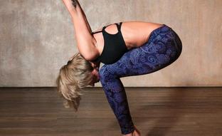 Hot yoga vs Bikram yoga: diferencias, cómo quemar calorías y beneficios de las dos prácticas más populares