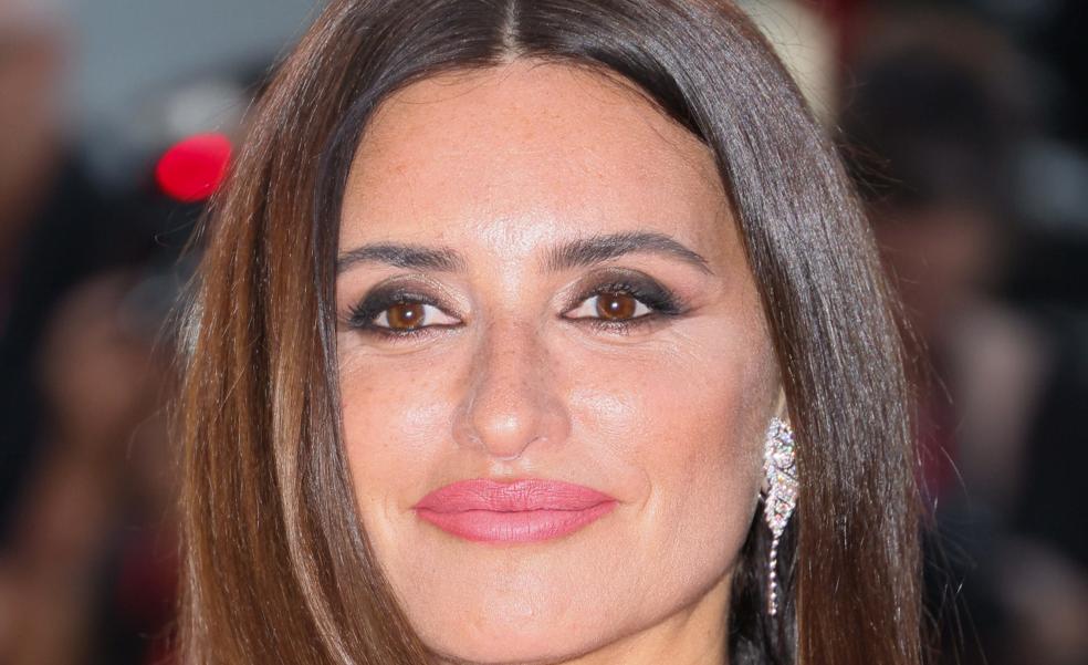 Penélope Cruz deslumbra con un espectacular maquillaje de ojos en negro de efecto lifting que rejuvenece a los 40