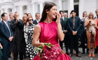 Localizada la novia con el vestido rosa más CHIC de 2022: hecho por una modista y facilísimo de copiar