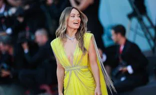 El espectacular vestido de Olivia Wilde en el Festival de Venecia y su copia low cost es todo lo que necesitas para triunfar en tu próximo evento