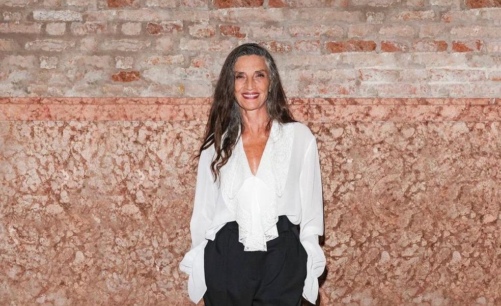 Ángela Molina o cómo convertir un look en blanco y negro en el mejor comodín para las mujeres de más de 60