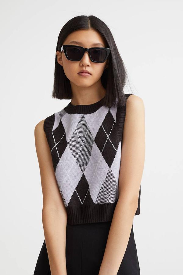 Chalecos de punto: la prenda comodín que puedes llevar sola o con camisa en tus looks de entretiempo