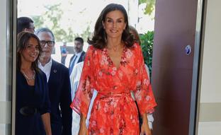 Letizia arrasa con otro espectacular vestido naranja en su reaparición tras las vacaciones: elimina años y kilos de forma instantánea