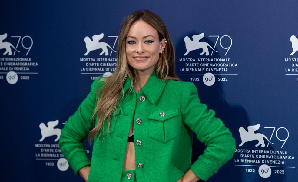 Tres formas diferentes de llevar el conjunto verde (versión low cost) que le hemos copiado a Olivia Wilde en el Festival de Venecia