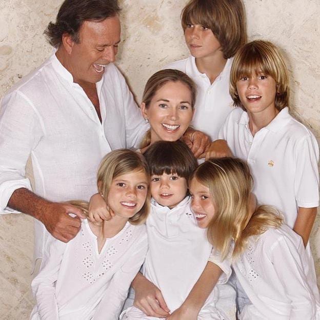 Julio Iglesias y Miranda Rijnsburger junto a sus cinco hijos.