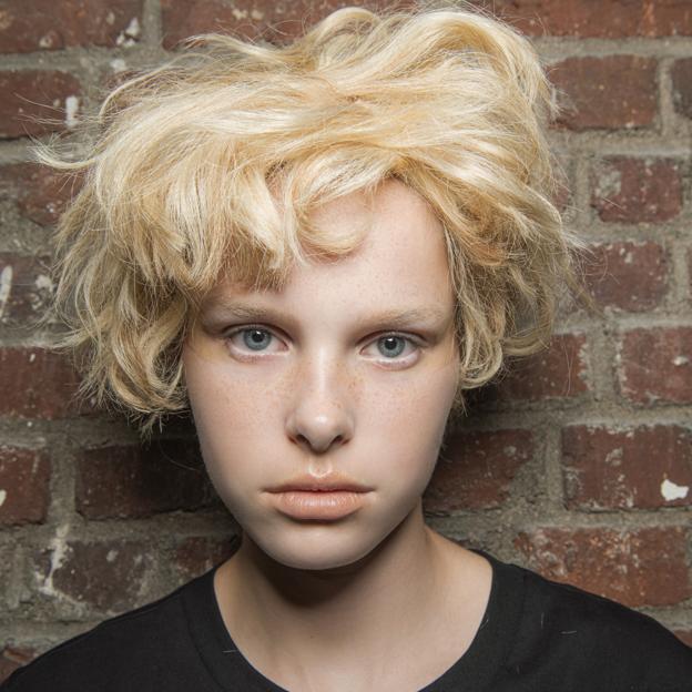 Seis bases de maquillaje antiedad con SPF 50 que mejoran el tono de la piel, cubren imperfecciones y protegen