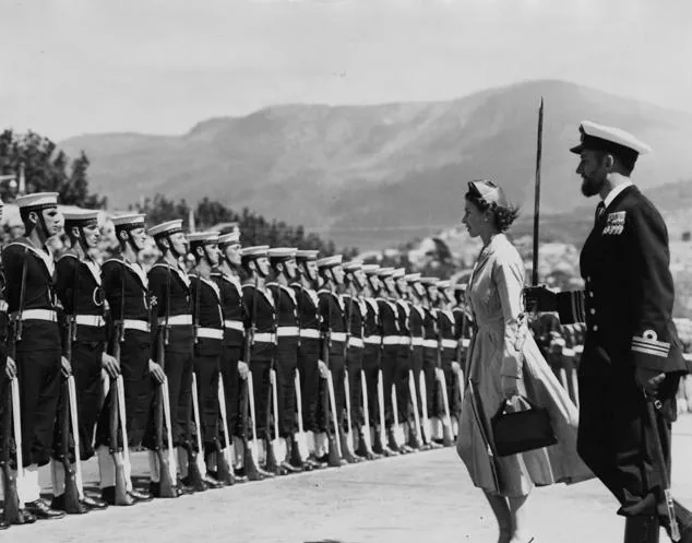 La reina Isabel II pasando revista a las tropas