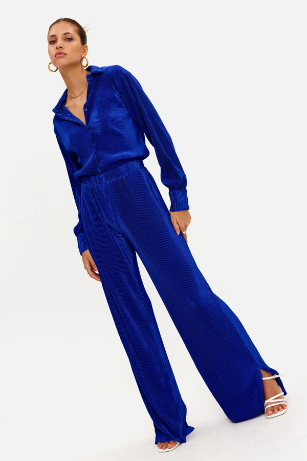 Los pantalones relaxed que adoran las danesas que lucirás en la oficina con blusas y tacones