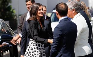 Letizia sorprende con un look de medio luto para inaugurar el curso escolar en La Palma: blusa negra y falda midi que rejuvenece y estiliza todas las siluetas