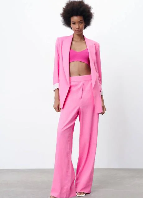 Todos los modelos del traje rosa tendencia más favorecedor los encontrarás  en Zara