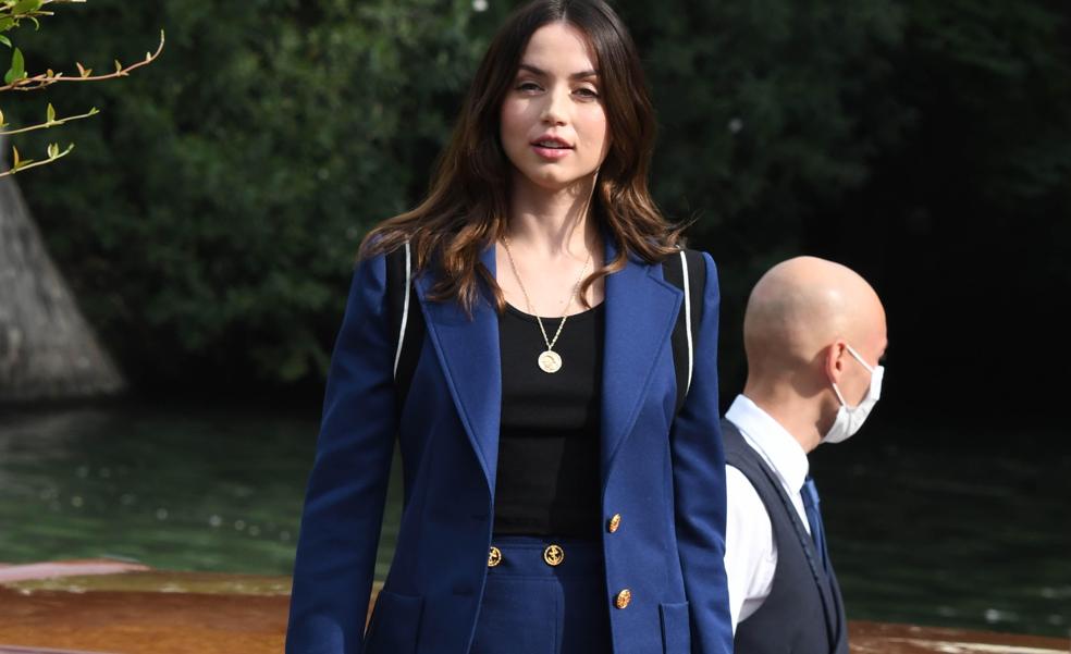 Los looks de Ana de Armas en el Festival de Venecia que también puedes copiar (en versión low cost) porque son versátiles, ponibles y muy cómodos