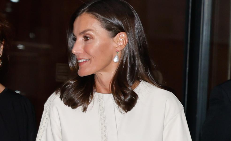 El cambio de look radical (y más rejuvenecedor) de la reina Letizia: se quita las canas, se corta la melena y se da un baño de brillo