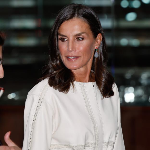 La reina Letizia estrena un vestido de Massimo Dutti perfecto para presumir de bronceado en septiembre (y que puedes comprar en Zara baratísimo)