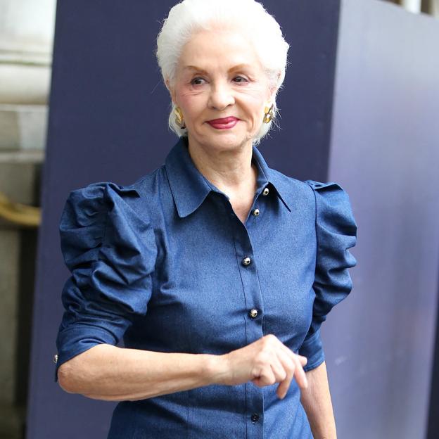 Carolina Herrera tiene el look más cómodo y elegante: zapatos bicolor y chaqueta de entretiempo