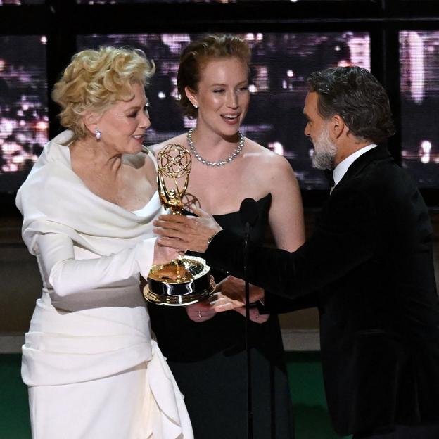 Murray Bartlett, uno de los primeros premiados de los Emmys, recibe el premio de manos de Jean Smart. 