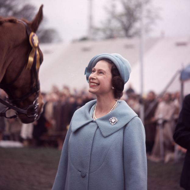 La reina Isabel II disfrutaba enormemente de la compañía de los animales, sobre todo de los caballos. 