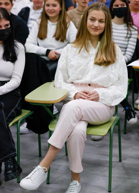 Leonor con la blusa que le ha prestado a su madres. / GTRES