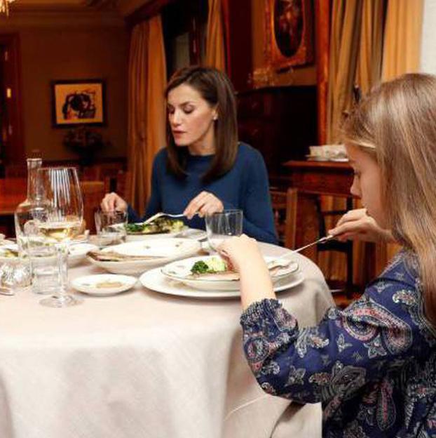 Todo lo que no sabemos de la vida de la reina Letizia (que sí cuentan otras monarquías europeas) y que nos encantaría conocer