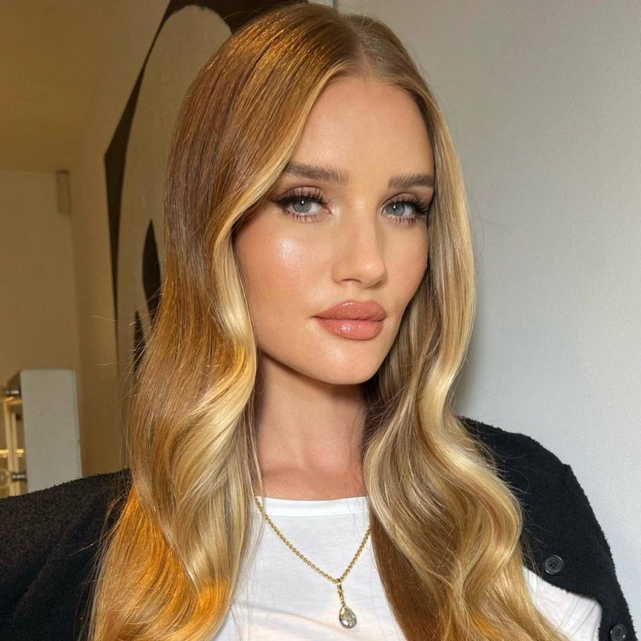 La modelo Rosie Huntington-Whiteley luce una piel con volumen, tersa y radiante/@CWOODHAIR