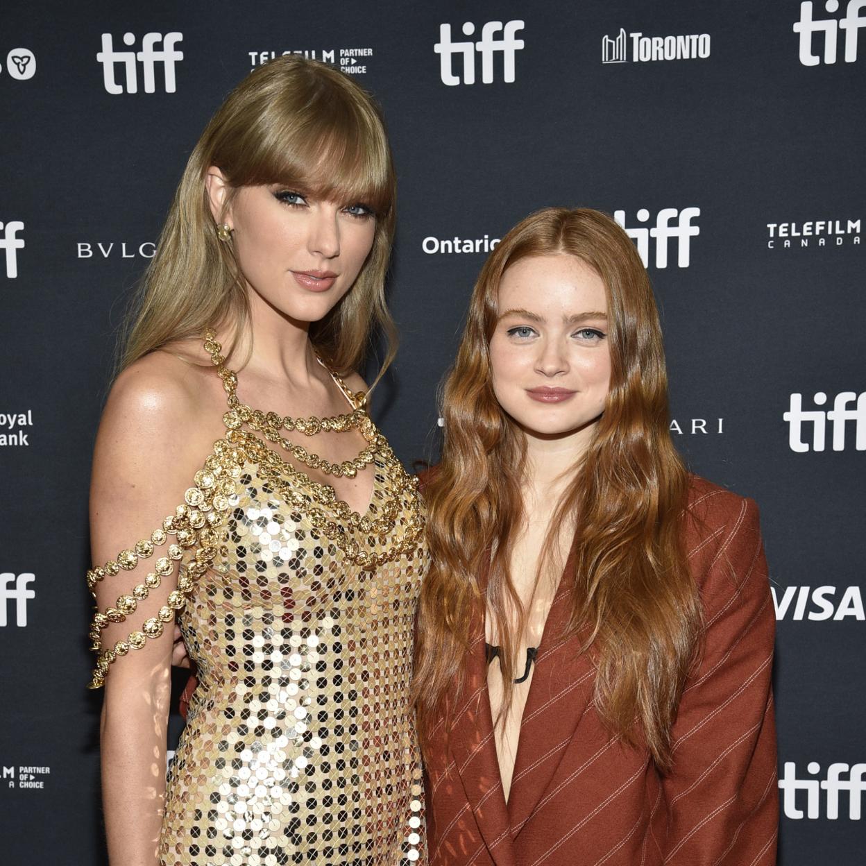 La cantante y productora musical Taylor Swift con la actriz Sadie Sink durante el festival de cine de Toronto./Gtres.