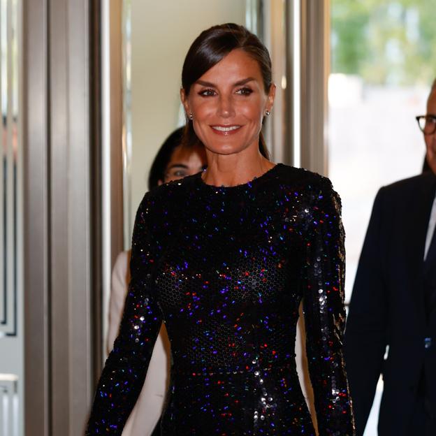 Letizia sorprende con el vestido de lentejuelas más favorecedor y ajustado de la temporada: rejuvenece a los 50 y hace tipazo