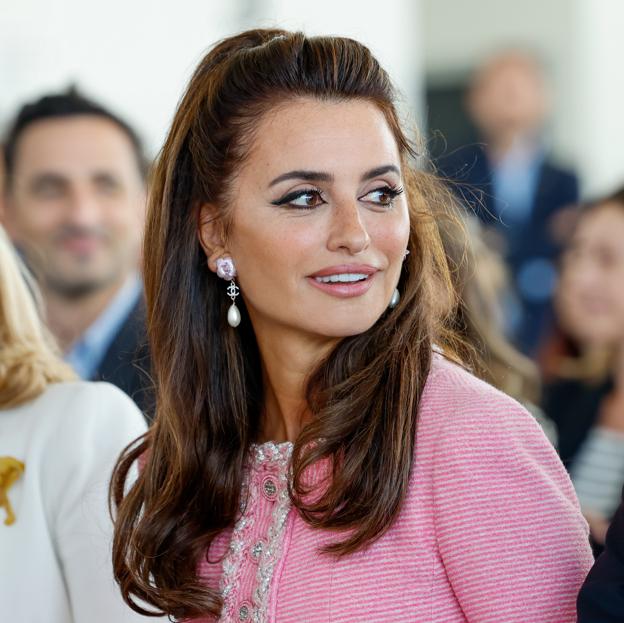 Penélope Cruz confirma que las coletas efecto lifting te hacen parecer 10 años más joven: son el peinado que querrás llevar este otoño