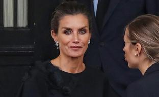 La reina Letizia arrasa con un conjunto de falda y blusa negra de Carolina Herrera en la recepción de Estado previa al funeral de Isabel II: más favorecedor imposible