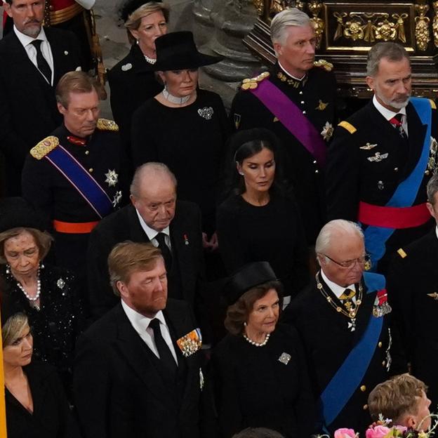 La gran limpieza de Carlos III al estilo Letizia: todos los royals a los que va a expulsar de la casa real británica con efecto inmediato, de los Sussex a Sarah Ferguson