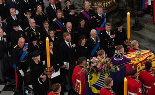 Letizia y Felipe VI, sentados junto a la reina Sofía y Juan Carlos (Marie-Chantal y Pablo de Grecia, marginados a la última fila): el poder de influencia de las casas reales, según su posición en el funeral de Isabel II