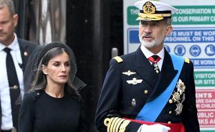 De negro y con tocado: los detalles del elegante look de la reina Letizia en el funeral de Isabel II