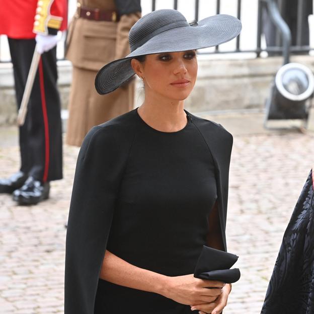 Meghan Markle asistió al funeral de la reina Isabel II en un discreto segundo plano y con el luto más riguroso que se vio en las 'royals' la familia real. 