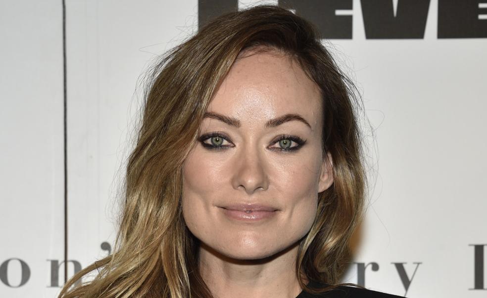 Olivia Wilde o cómo llevar con estilo un vestido negro de punto básico que le vamos a copiar mucho más barato en Zara