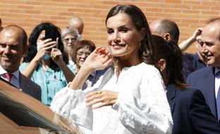 El look de la reina Letizia en Londres que no habíamos visto: tiene la chaqueta más bonita y elegante para el entretiempo