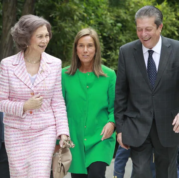 La reina Sofía muy sonriente con su íntimo amigo Federico Mayor Zaragoza y Ana Mato.