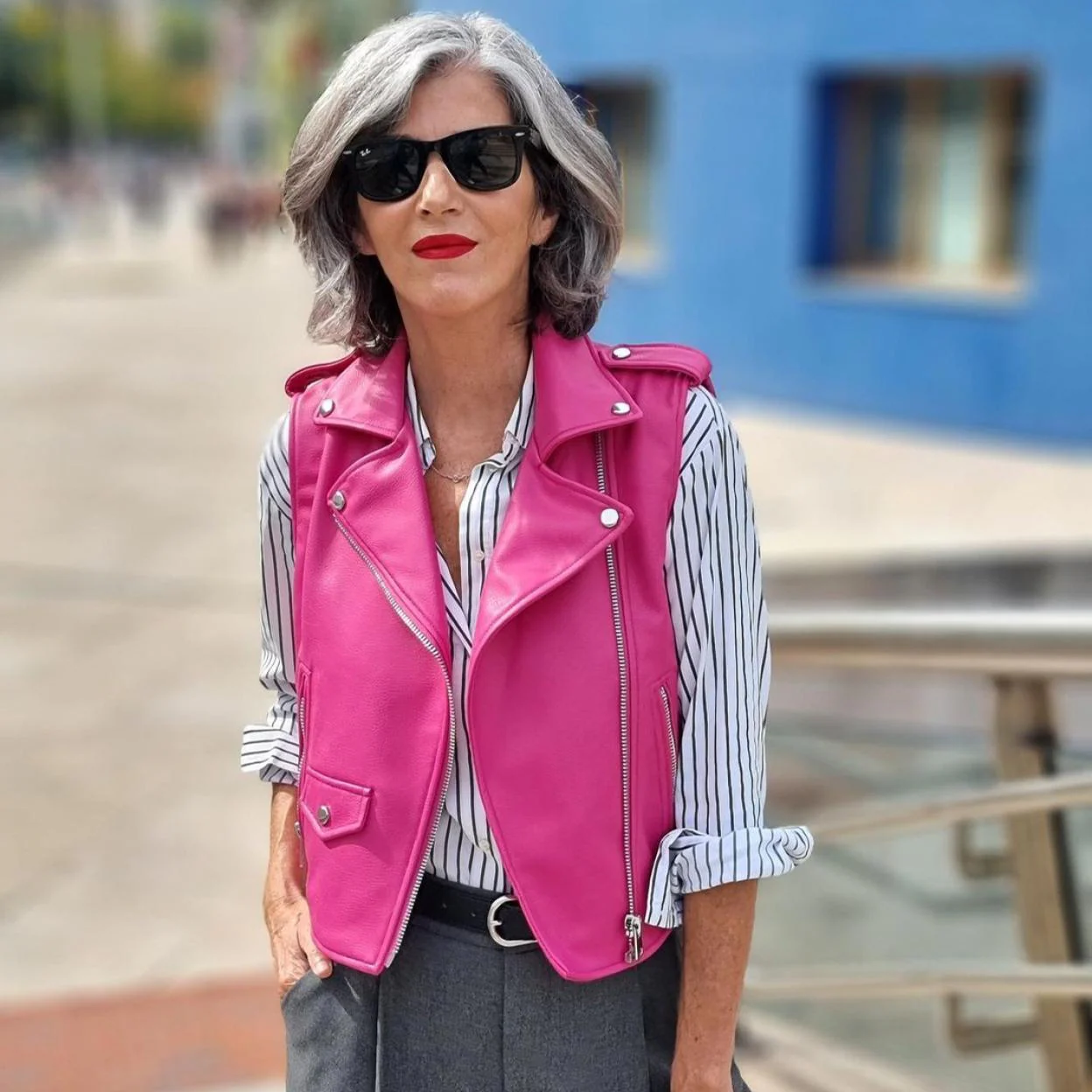 El chaleco de Zara que rejuvenece un look de oficina a los 50