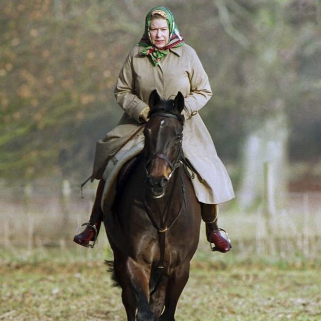 Así es la versión española de la gabardina favorita que siempre llevaba Isabel II en la temporada de otoño