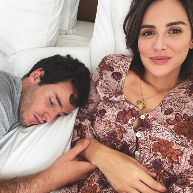 Analizamos al milímetro la foto del compromiso de Tamara Falcó e Íñigo Onieva: lo que dice (y lo que no dice) este anuncio