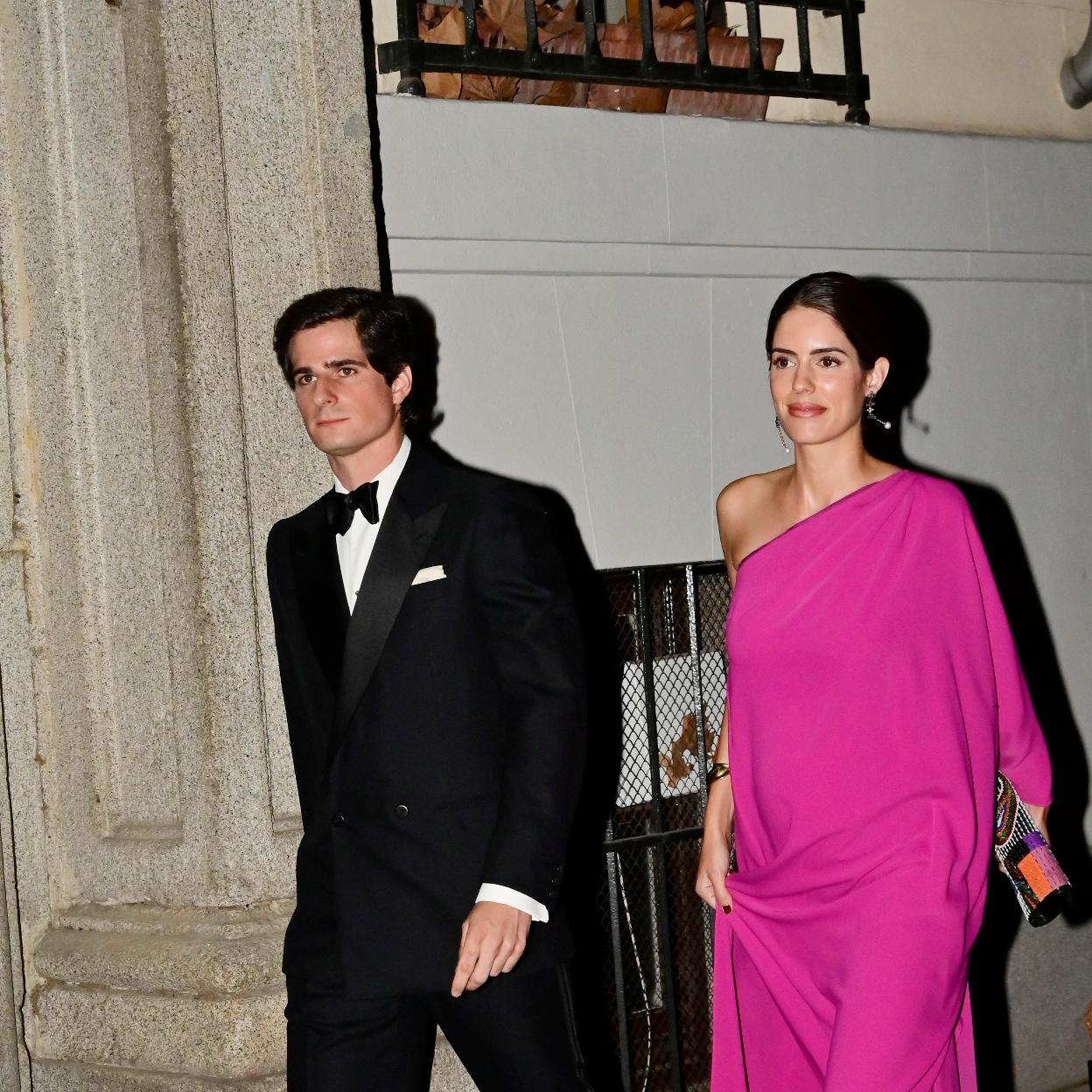 Los duques de Huéscar, Fernando Fitz-James Stuart y Sofía Palazuelo, entrando al 82 cumpleaños de la princesa Ira de Fürstenberg./Gtres.