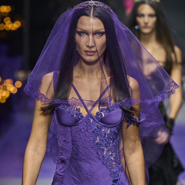 El atrevido y original vestido de Mango que parece sacado de la nueva colección de Versace