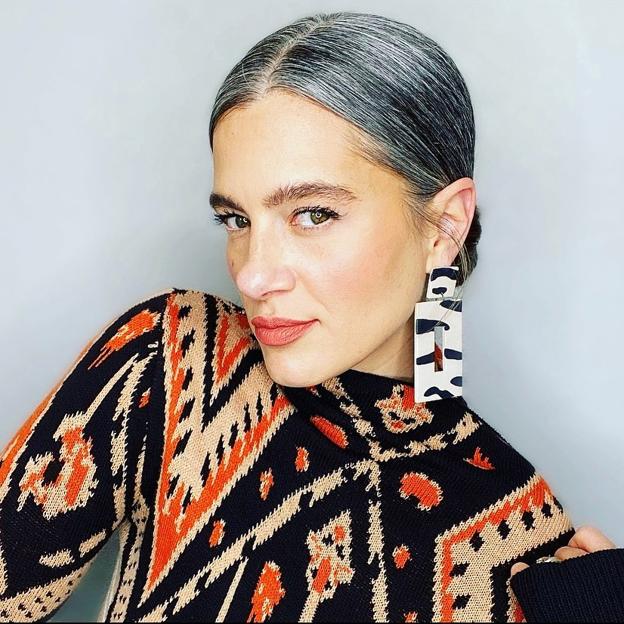 Esta es la influencer que tienes que seguir ya mismo en Instagram si has decidido dejarte las canas y no teñirte