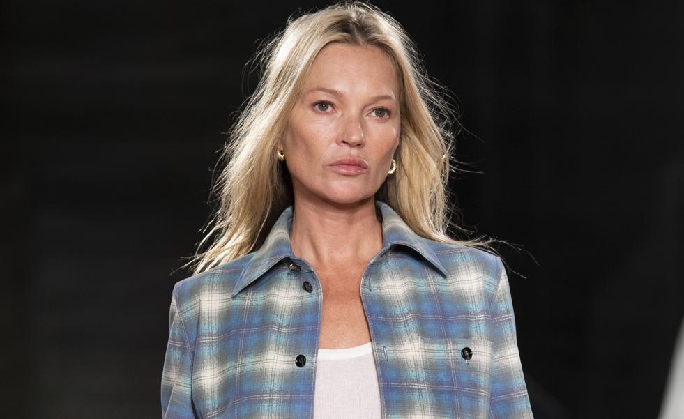 El look antiedad de Kate Moss que puedes copiar baratísimo: así es como unos vaqueros y una camisa rejuvenecen a los 40 y los 50