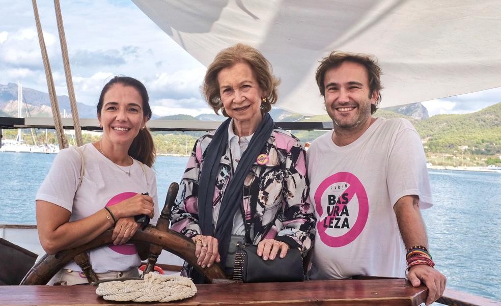 El look rejuvenecedor con vaqueros y una chaqueta estampada de la reina Sofía que vas a copiar (muy barato) en el entretiempo