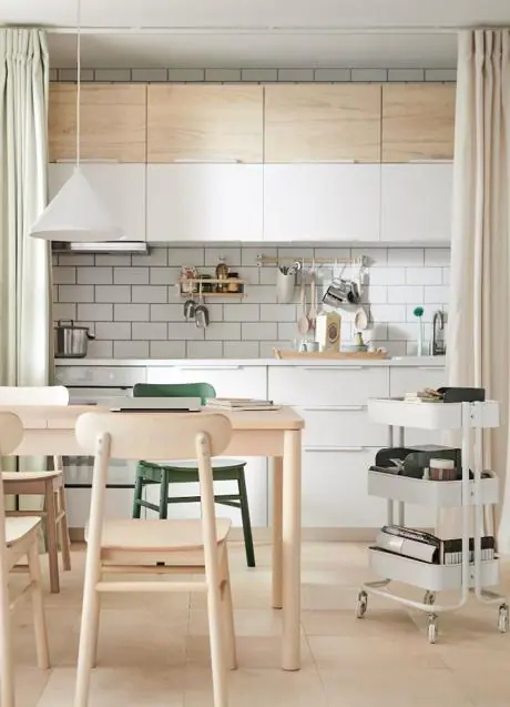Decoración de cocina en blanco y madera natural, la clave para que parezca más grande y cálida.
