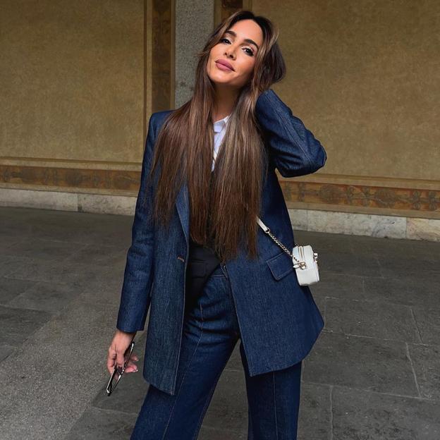 Puedes llevar un traje sin renunciar al denim gracias a esta blazer y pantalón de Zara que arrasa entre las influencers