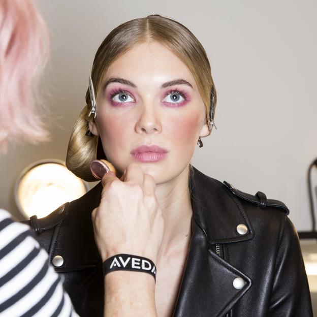 Por qué el blush draping es la técnica de maquillaje con colorete que más arrasa en TikTok: tiene un efecto antiedad inmediato