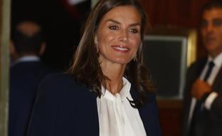 La reina Letizia repite su falda midi favorita (que rejuvenece) y está en Zara por menos de 16 euros