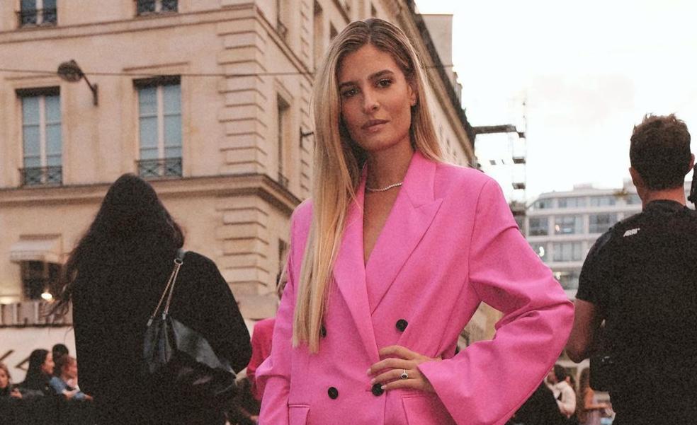 El total look rosa súper tendencia que vas a copiar este otoño con blazer de Mango y medias incluidas